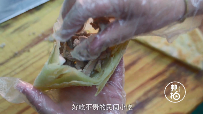 一張大餅幾片肉，李連貴熏肉大餅老字號(hào)自帶攬客超能力！